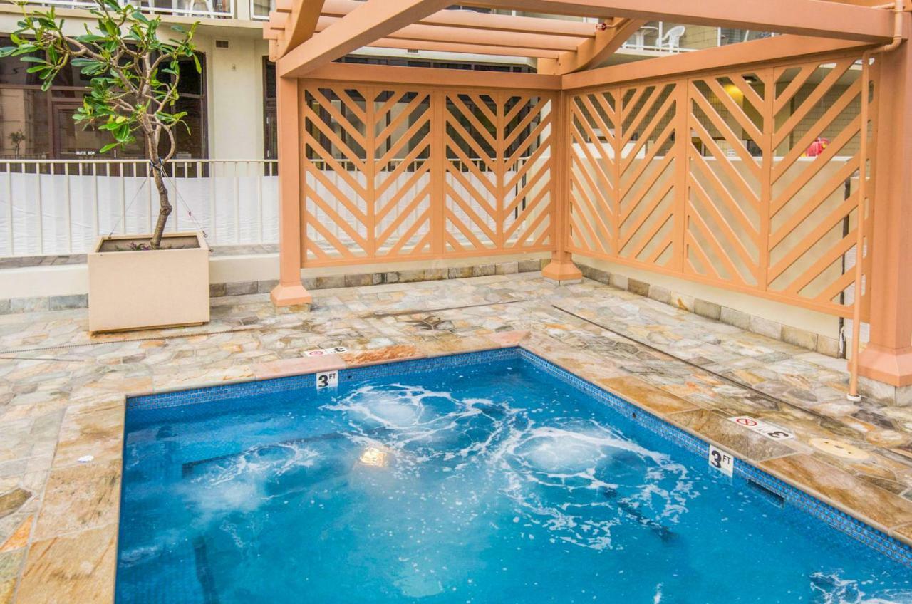 Island Colony Suites Гонолулу Экстерьер фото
